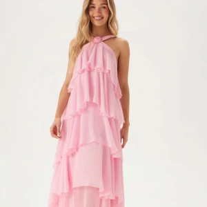 VMFELICIA ljusrosa volangklänning från Vero Moda - Jag säljer nu denna sommardröm då den var för lång för mig:( Den är helt oanvänd och passar perfekt till sommaren och balen😍