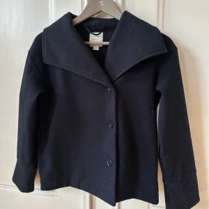 Mörkblå jacka från Gina - Superfin, knappt använd jacka från gina inför tex höst.🥰