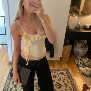 Gulligt linne  - Säljer detta supersöta linne med en ros på ena sidan💗 Aldrig använd så i väldigt bra skick! Storlek S