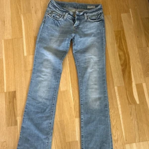 Ljusblå bootcut vintage jeans från Lee - Säljer ett par ljusblå jeans från Lee, bootcut passform. Storleken är W29/L33, och midjemåttet 70 cm. Säljer pågrund av att det inte passa mig❣️
