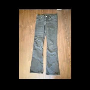 Svarta jeans - Lågmidjade svarta jeans från monki, säljer då de är något tighta på mig, jag är 175 och de går nästan till marken på mig Xs-S det är svårt att se hur utsvängda de är men de är mer utsvängda än vad det ser ut som på bilderna enligt mig Pm vid yttligare frågor       #jeans #bootcut #utsvängda #flare  #bootcutjeans #flarejeans  #utsvängdajeans #marinblå #navy #marin #black #pink #topp #cute #vintage #vintagejeans #stocholmstil #tshirt #T-shirt #linne #shirt #kjol #miniskirt #skirt #mini #crop #prep