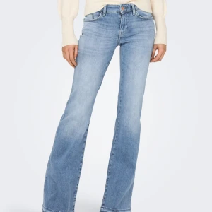 ONLY lowwaist jeans - Säljer dessa superfina lowwaist jeansen från ONLY, bara använda fårtal gånger. Storlek S/32 i färgen light medium blue. Nypris 550kr går att pruta! (lånade bilder skriv för egna)