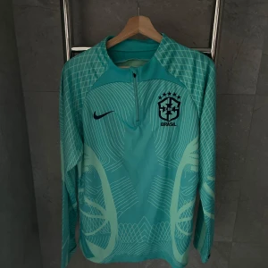 Nike Brasilientröja - En nike drifit Brasil tracktop, riktigt skönt material och riktigt snygg. Skick 10/10 säljer då den är för stor för mig tyvär.