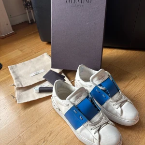 Valentino Open Sneaker blå - Säljer mina knappt använda Valentinos. Strl 40, fits 41  Säljes pga de aldrig används längre. Priset går att diskuteras vid snabb affär. Allt og medföljer!