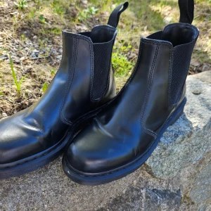 Dr. Martens Chelsea boots herr stl. 44 - Sparsamt använda med spår av användning. Annars gott skick! 