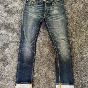Nudie jeans - Snyggaste nudie jeansen på marknaden. Så sjukt unik tvätt och för sköna. Säljer pågrund av att jag fått överflöde av jeans och dem är för snygga för att damma i garderoben. De är väldigt långa men nudie lägger upp dom gratis eller kavla som jag har gjort, annars stackar dem riktigt fint vid fötterna😍Modellen är Grim Tim