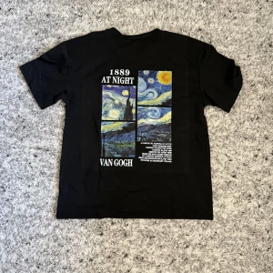 Von gogh svart tröja  - Svart Tröja med Van Gogh “Stjärnnatt”-Tryck 👕 Storlek: M ✨ Skick: 9/10 – mycket fint skick, knappt använd 🖤 Färg: Svart 🎨 Design: “Stjärnnatt” av Vincent van Gogh – tryckt på ryggen