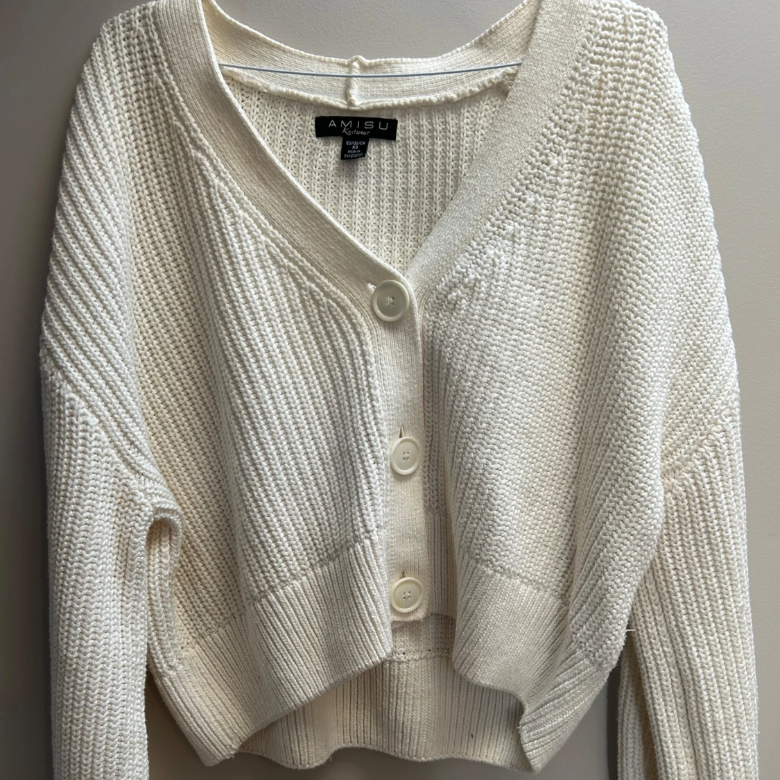 Vit stickad kofta från Amisu