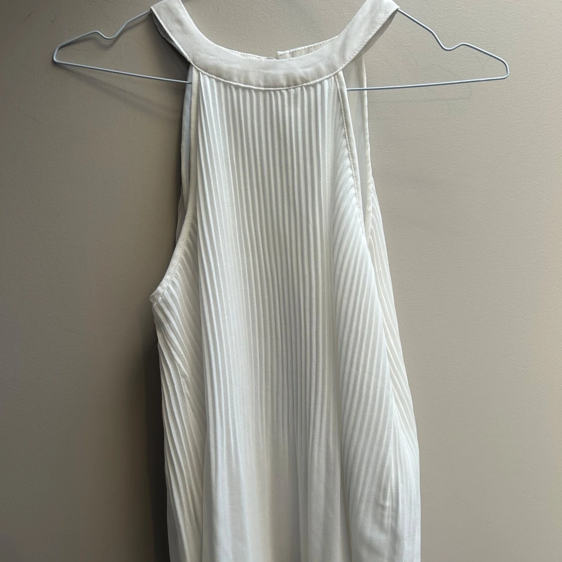 Vit plisserad ärmlös topp