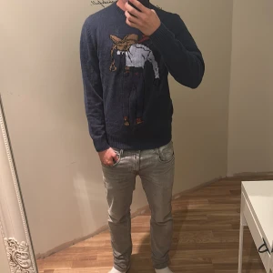 Stickad tröja  - Säljer denna as snygga stickade tröjan från Levis då jag inte använder den. Den är använd 1-2 gånger och helt utan defekter. Nypris 1099 mitt pris 799