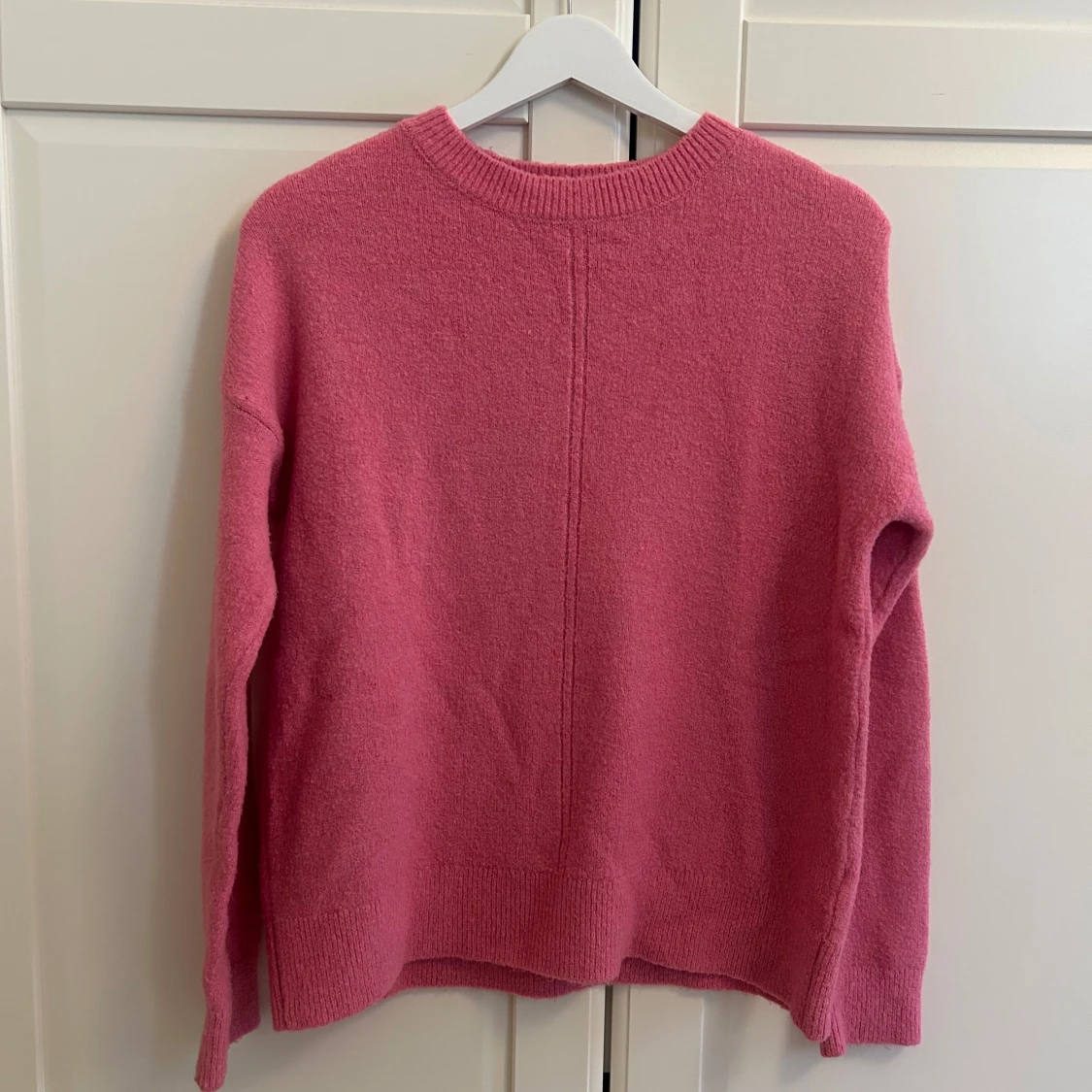 Rosa stickad tröja med rund hals