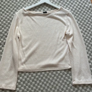 Ljusbeige topp från Gina Tricot  - Superfin ljusbeige topp från Gina Tricot i storlek XS. Toppen har lång ärm, rak passform och är tillverkad i ett tunt material som ger en snygg och luftig-effekt. Perfekt för dig som gillar stilrena men ändå lite extra plagg.