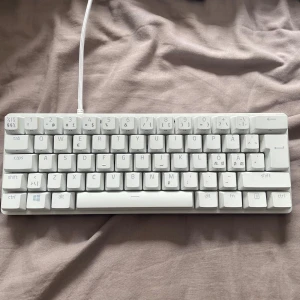 Razer mini white 60% - Har använt den i 3 månader ganska ny lite smutsig. Skicket mycket bra. Köpte den för 3000kr ungefär