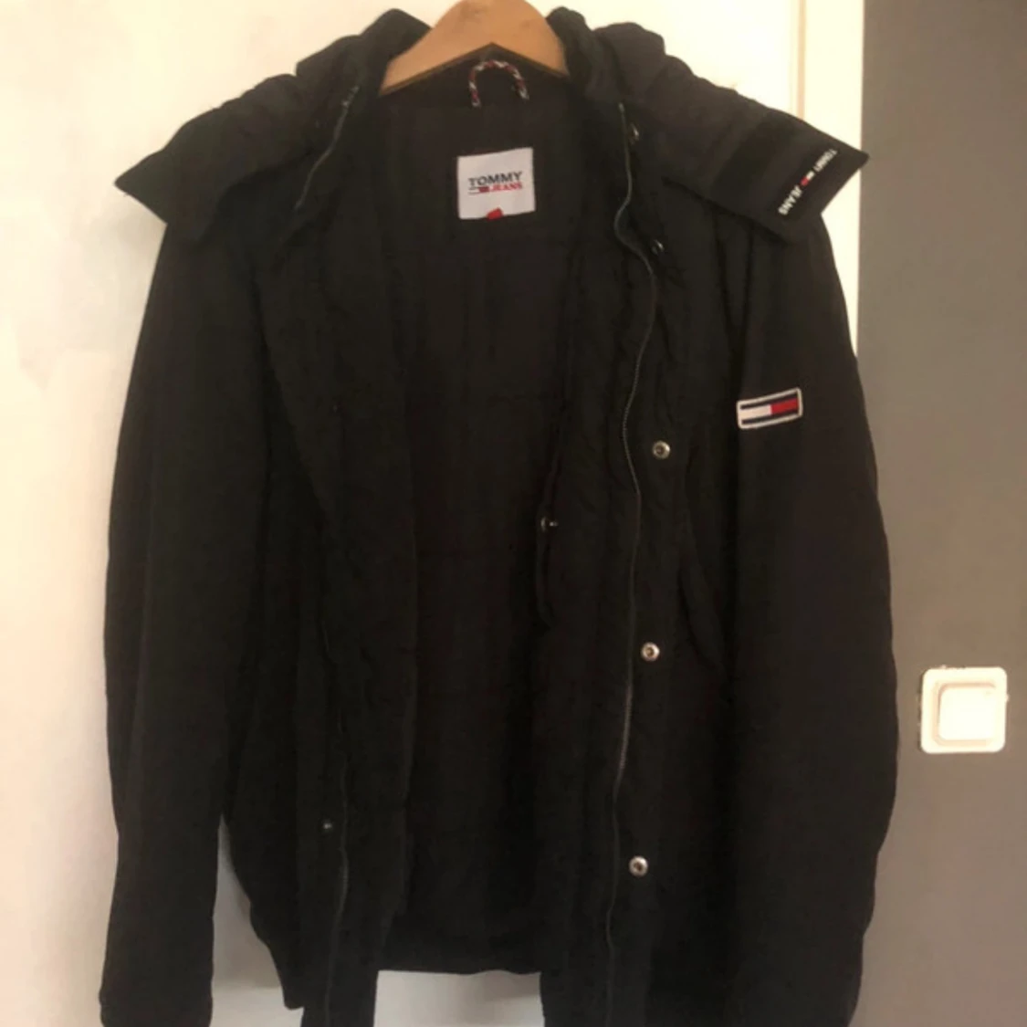 Svart vinterjacka från Tommy Jeans - 2