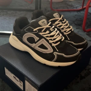 Dior b30 - Säljer/byter dessa eftertraktade skor ifrån dior, relativt nya, box, dustbag och allt annat OG följer med! Pris kanske kan diskuteras beroende på eventuell snabb affär/byte. Minimala defekter på sulan men inget som stör! PM FÖR MER INFO! 