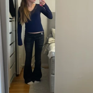 Mörkblå topp från Gina Tricot -  Mörkblå topp från Gina v-ringad med spets.💗