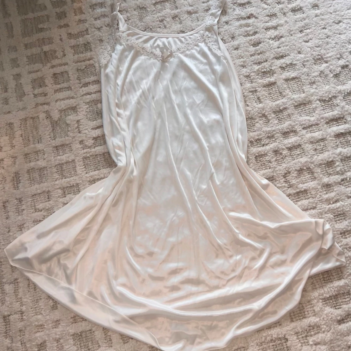 Vit sov- långklänning i satin 