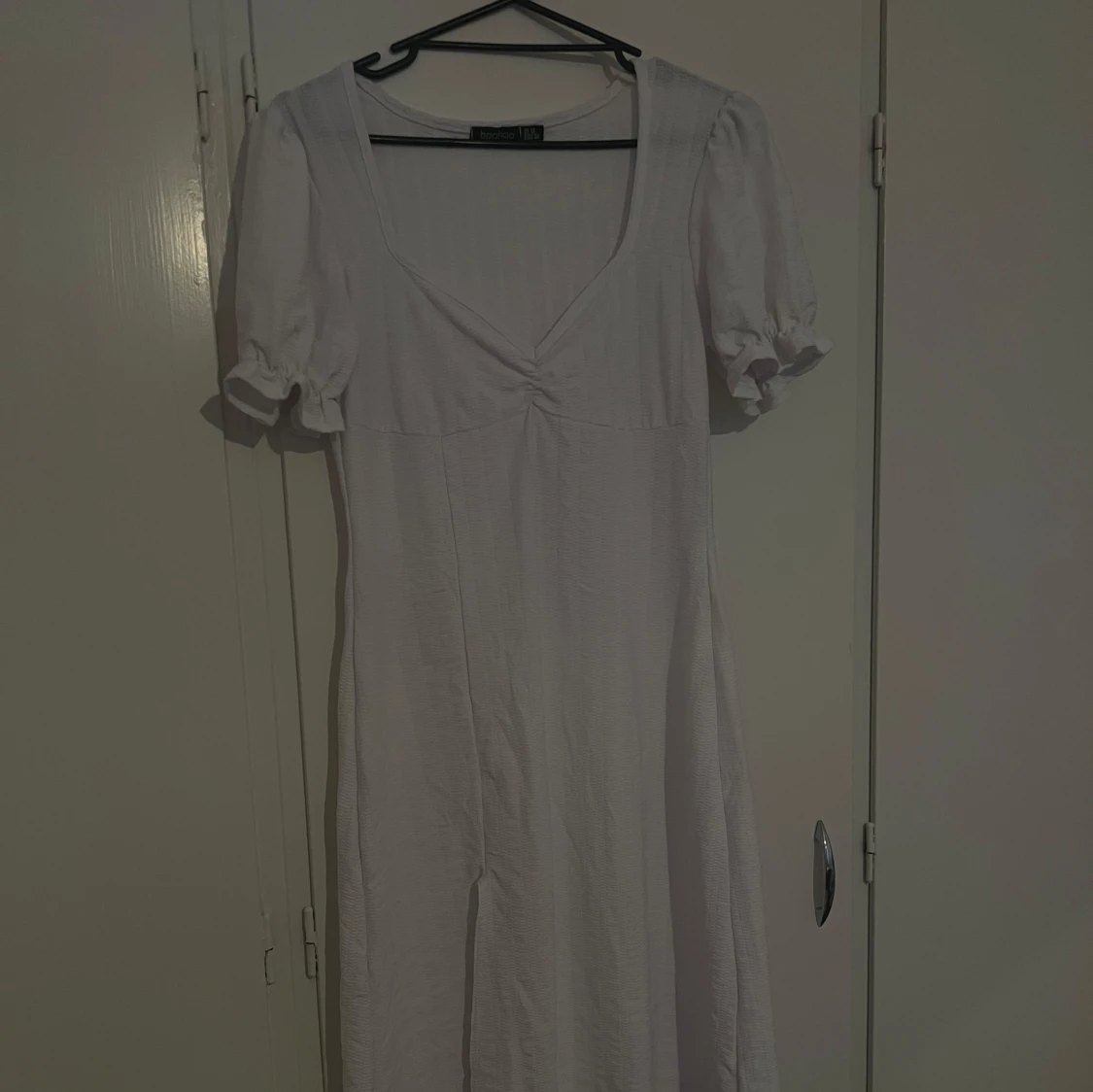 Vit långklänning från Boohoo