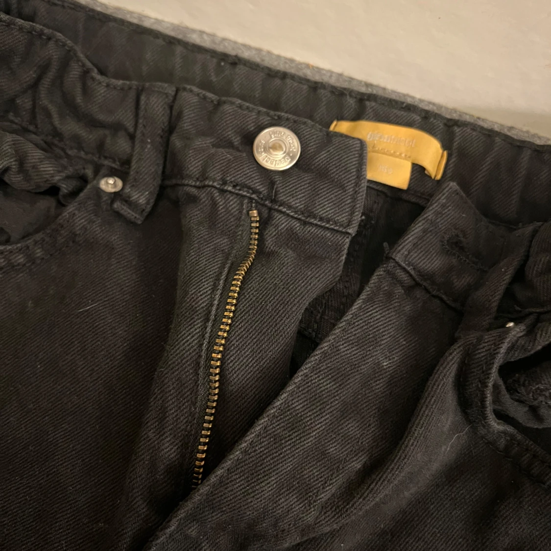 Svarta jeans från Gina tricot straight fit - 3