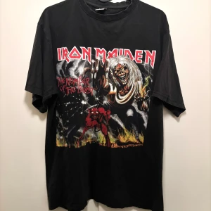 Vintage Iron Maiden band tee - number of the beast  - Från mitten av 90talet (av lappen att döma) Gott skick med tanke på ålder, några små hål på baksidan (se bild) 