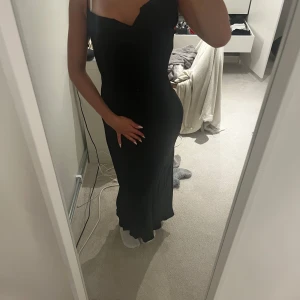 Svart satin klänning - Jättesnygg svart fest klänning som tyvärr inte kommer till användning. Är aldrig använd och är i ny skick ❤️