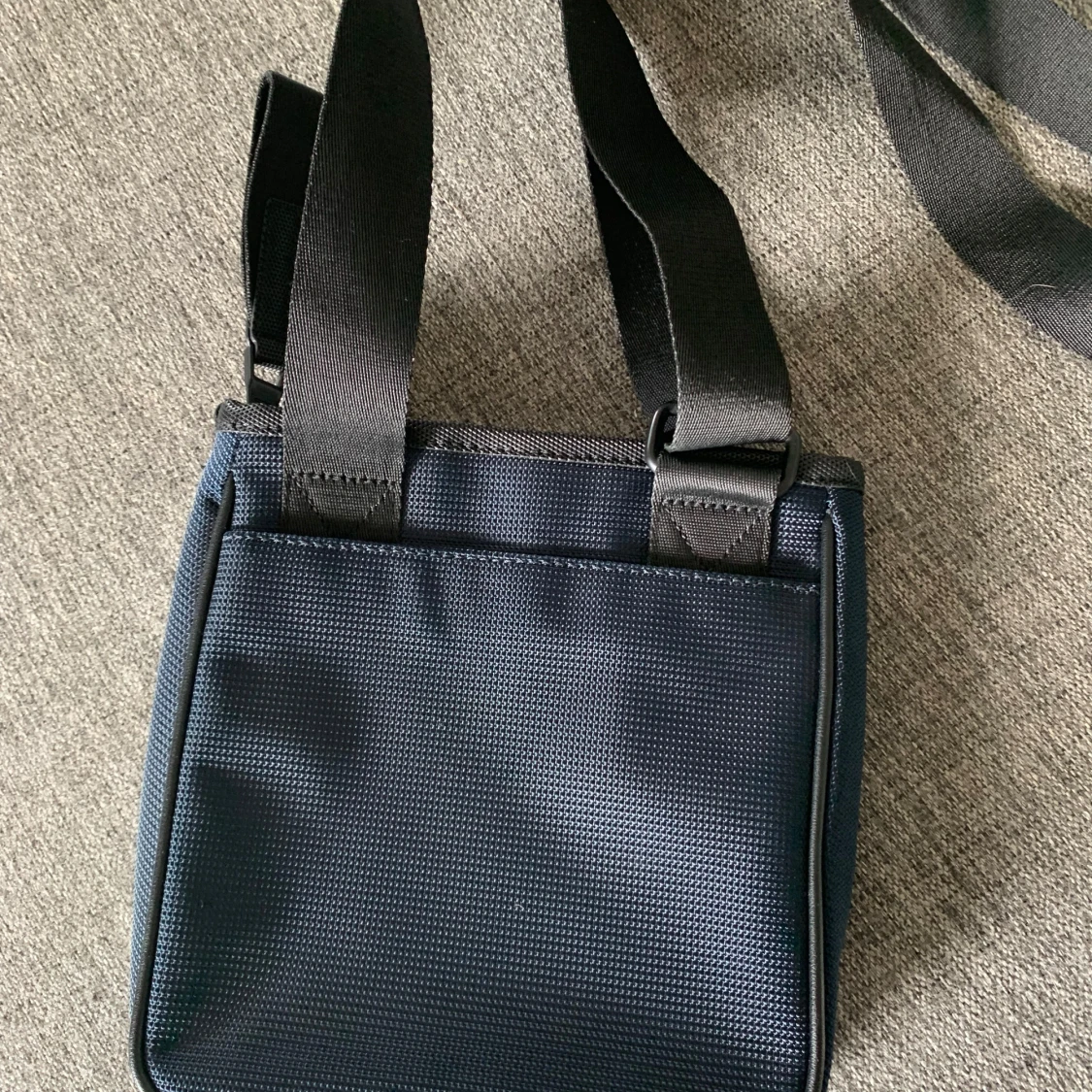 Blå axelväska från Tommy Hilfiger - 1