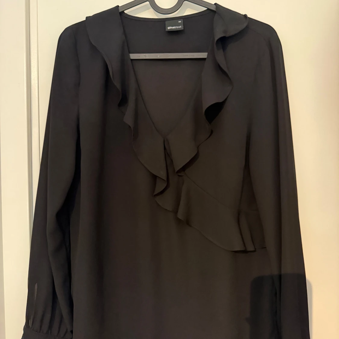 Svart blus med volanger  - 1