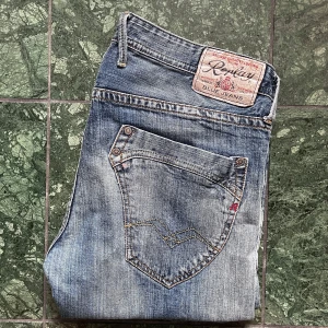 Vintage replay jeans  - Inga större defekter! Modellen är 180,75 kg och passar honom bra. Mått A: 45 cm B: 100 cm. Storlek 34/32. Kom med frågor! 