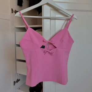 Zara rosa topp rosett  - Super söt trendig Zara topp med rosetter vid bröstet, helt slutsåld. Tror inte den säljs längre heller. Använd cirka 2 gånger 💞 helt nyskick. 