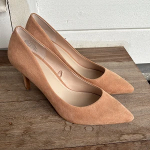 Beiga spetsiga klackar  - Storlek 39