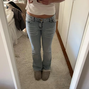 Cheap Monday! - Använda fåtal gånger. Kommer inte ihåg exakta storleken men dom är i längden 30 och passar mig perfekt som är 165cm. Och i midjemått kommer jag inte ihåg men passar mig med storlek 36/S i vanliga byxor. 