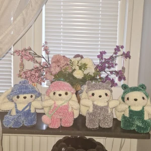 Virkade kaniner med jordgubb outfit - Handgjord Virkad kanin gjord av chenillegarn, kaninen är ca 20 cm lång. Har säkerhetsnos och säkerhetsögon. Kan göras i andra färger som exempelvis färger på bild 1, skicka ett meddelande innan.