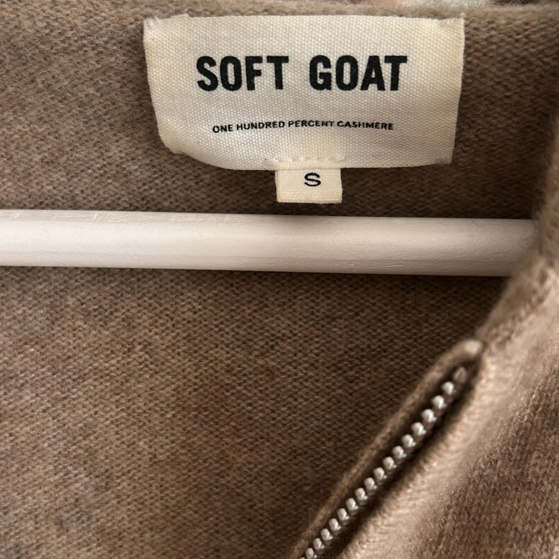 Beige kashmirhoodie från Soft Goat - 1
