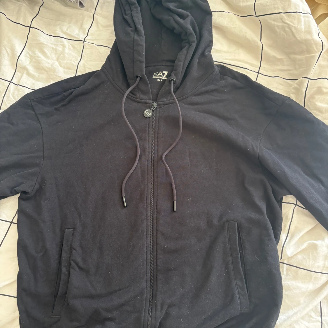 Svart EA7 hoodie med dragkedja