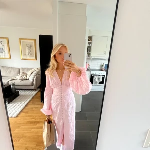 Ljusrosa långklänning Adoore - Säljer en superfin ljusrosa långklänning från Adoore. Storlek 34 endast använd 2 gånger 