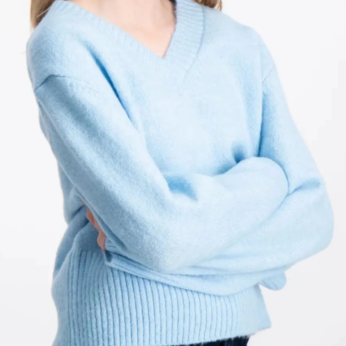 Ljusblå stickad v-ringad tröja