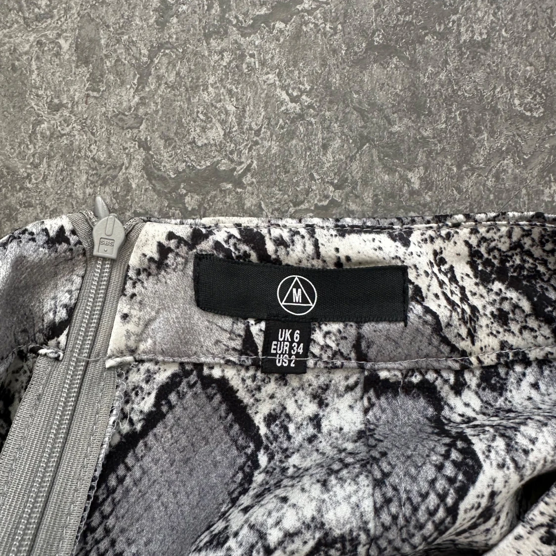 Grå långkjol med ormmönster från Missguided - 2