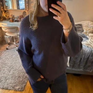 Stickad tröja  - Mörkblå stickad tröja ifrån lager. Super mysig 