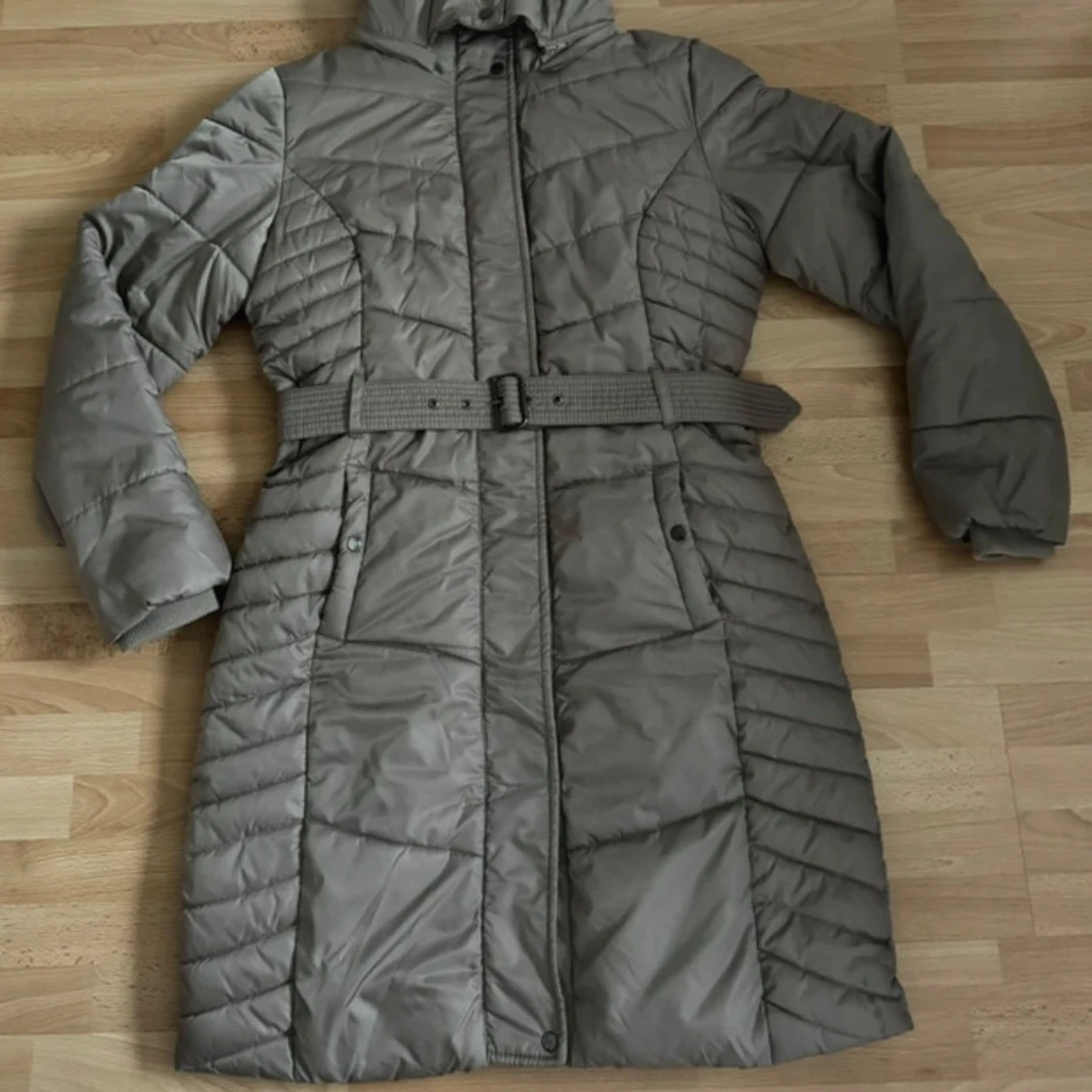 Beige lång dunjacka med bälte, strl 40 - 2