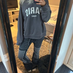 Cola jeans - Så snygga och unika jeans från BDG. De är gråa med olika nyanser!💕