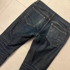 Raw APC jeans - Raw apc denim i bra skick, hål i båda framfickorna dock. Najs fades och honeycombs som blir allt snyggare med användning! Storlek 30/30. 