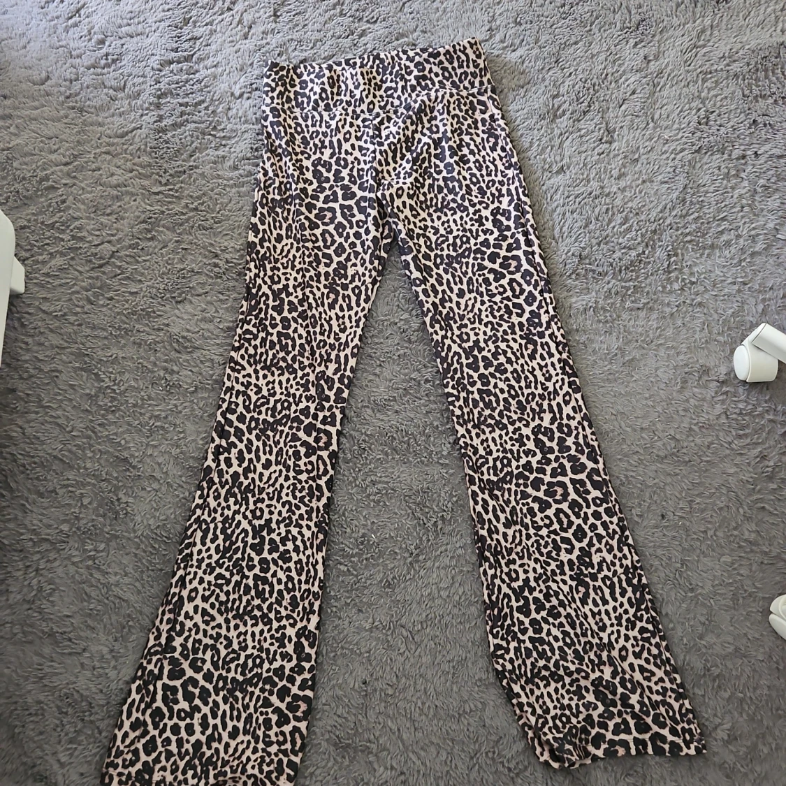 Leopardmönstrade bootcut byxor