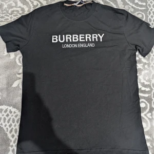 Burberry t-shirt  - Helt ny oanvänd size M fantastisk kvalitet och kondition passar även S skickar inom 24 timmar