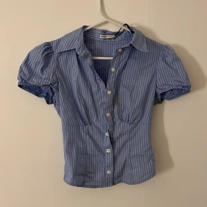 Blå- och vitrandig skjorta med puffärm - Snygg kortärmad blus i skjort-material från bershka💕