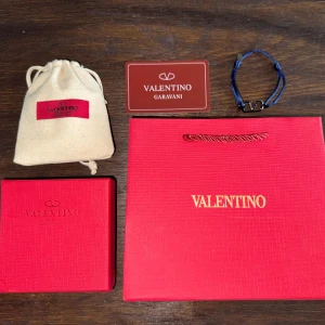 Armband valentino  - Allt og medföljer . Kvitto finns 