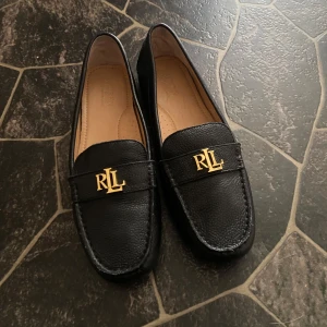 Skor Ralph Lauren - Stilrena svarta loafers i skinn från Ralph Lauren.  Kostar 1700 i butik och online! Endast använda ett fåtal gånger! Säljer oga att de är lite för små. Hör av er vid frågor🩷