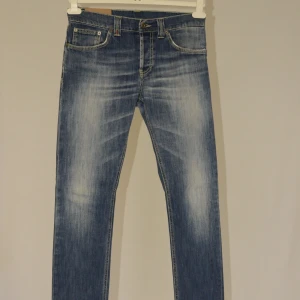 Dondup jeans - DONDUP JEANS  Storlek : Dondup (31)  Modell : Lucky  Mått : A = 40CM - B = 106CM  Användning : Jeansen är i fint skick utan defekter  Nypris : Cirka 3500 SEK