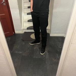 Svarta Jack and Jones jeans - Säljer ett par svarta Jack and Jones jeans i regular fit i perfekt skick och utan några defekter, ordinarie pris 899 kr