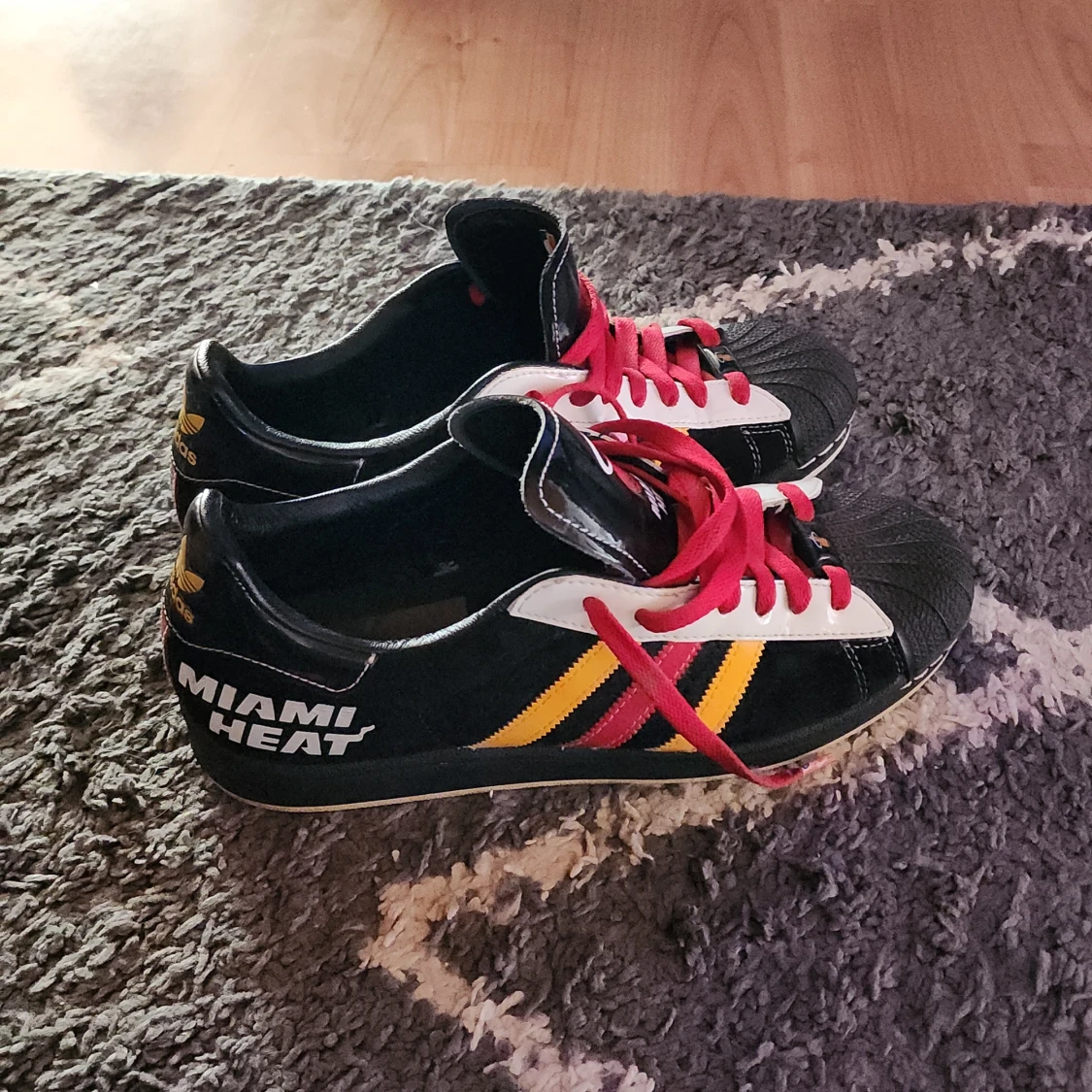 Adidas Miami Heat sneakers svart/röd (oanvända) - 1