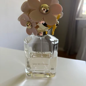 Marc Jacobs Daisy Eau So Fresh parfym - Superfin parfym från Marc Jacobs, Daisy Eau So Fresh💐Använd till ungefär hälften (se bild) men kommer inte till användning längre.  Doftfamilj – Blommig/Fruktig                    Toppnoter – Grapefrukt, hallon, päron och gröna noter Mellannoter – Jasmin, viol, litchi och äppleblom Basnoter – Mysk, ceder och plommon